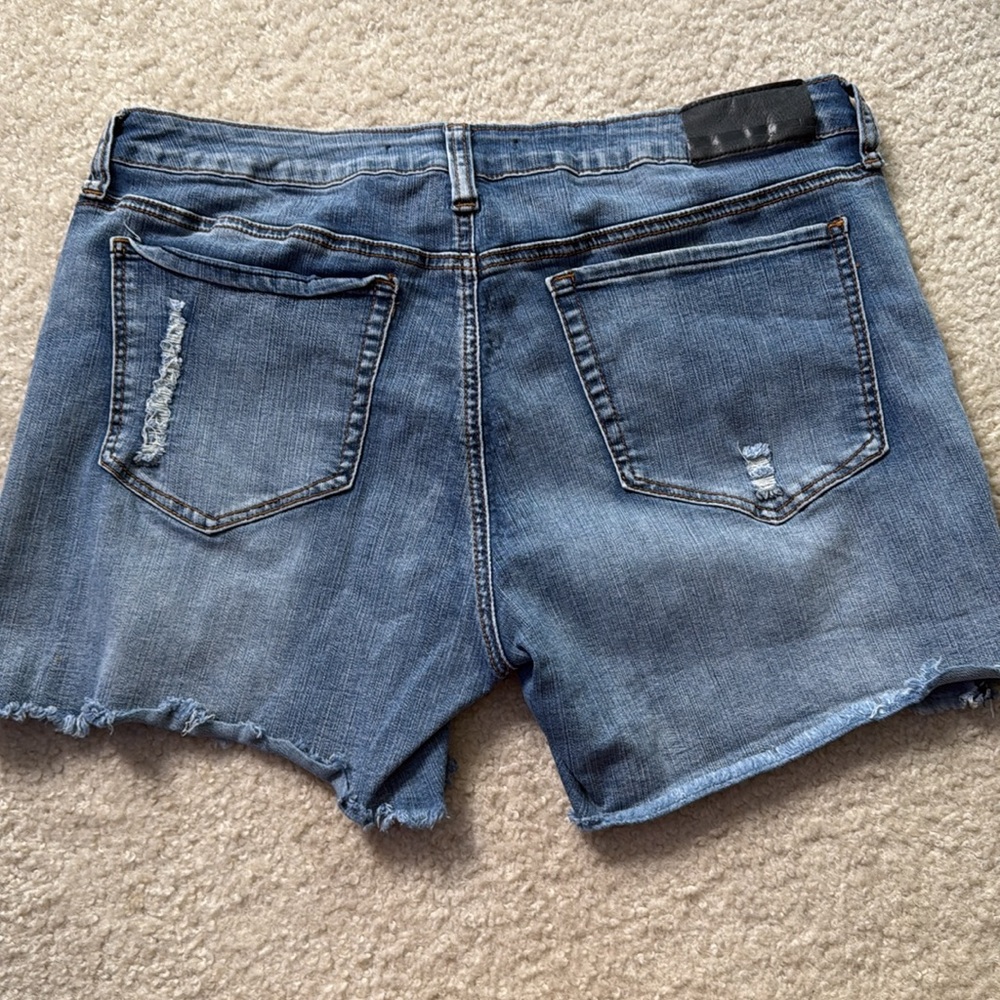 !iT Women’s Blue Denim Distressed Jean Shorts - Size 12 - Picture 3 of 4